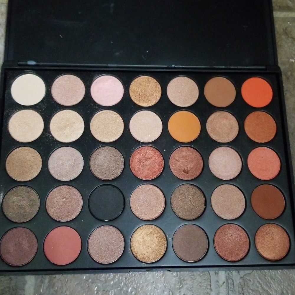 Morphe eyeshadow set with lipstick